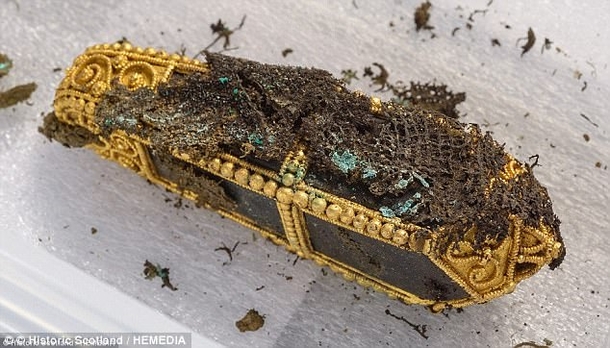 Metal Detector Sounds, Guy Starts Digging & Sees Something Shiny… Jackpot! - picture 3