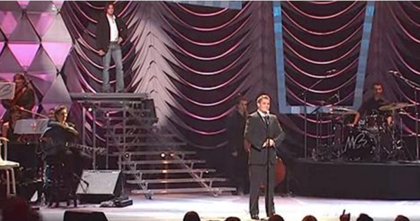 Michael Bublé Thinks The Audience Is Clapping For Him. But Look Who’s Standing On The Stairs… - picture 2