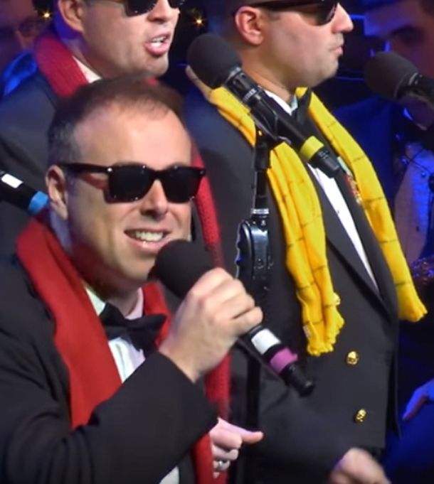 Military Band Sings A Special Christmas Classic, Pay Attention To The Man In Yellow Scarf, Amazing! - picture 2