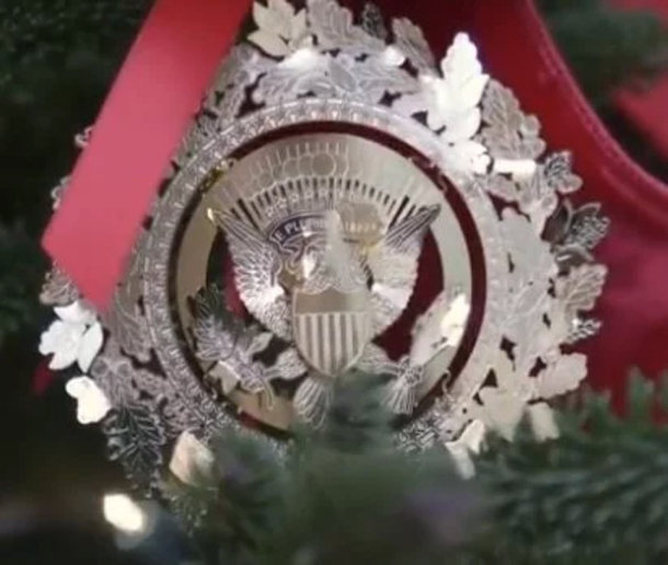 Military Families Were Stunned Once They Noticed Melania Trump’s Christmas Gift For Them - picture 3