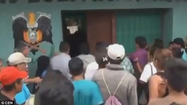 Mob Lynches Alleged Paedophile In Bolivia - picture 2