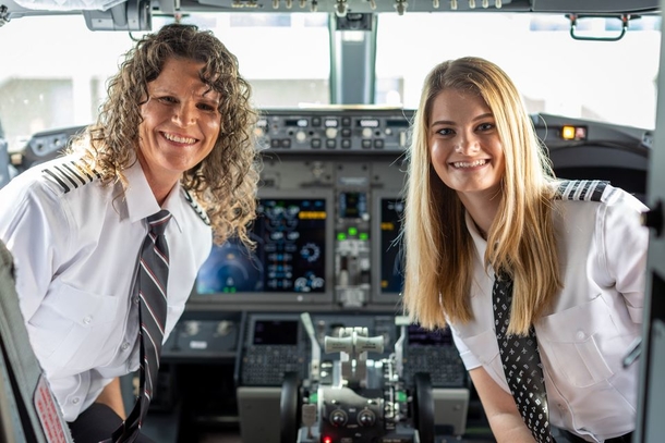 Mom and daughter make their dream come true and are co-pilots who fly planes together - picture 2