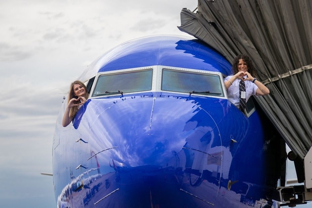 Mom and daughter make their dream come true and are co-pilots who fly planes together - picture 3