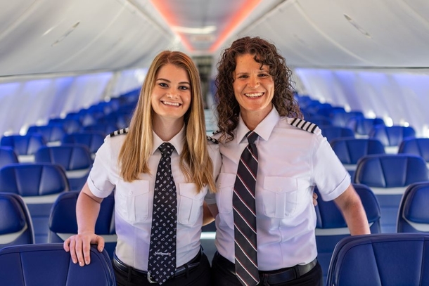 Mom and daughter make their dream come true and are co-pilots who fly planes together - picture 4