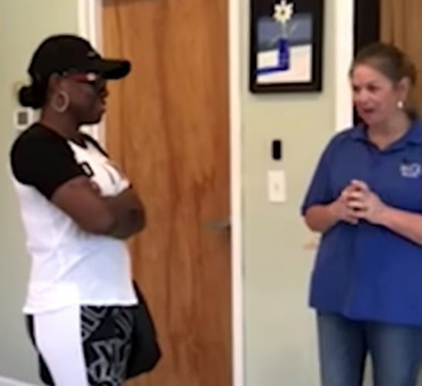 Mom At School Tells Teacher To Come Outside. What Occurs Next Totally Blindsides Her - picture 2