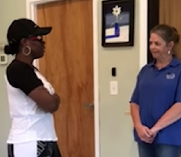 Mom At School Tells Teacher To Come Outside. What Occurs Next Totally Blindsides Her - picture 3