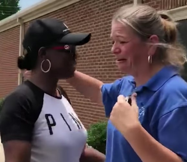 Mom At School Tells Teacher To Come Outside. What Occurs Next Totally Blindsides Her - picture 4