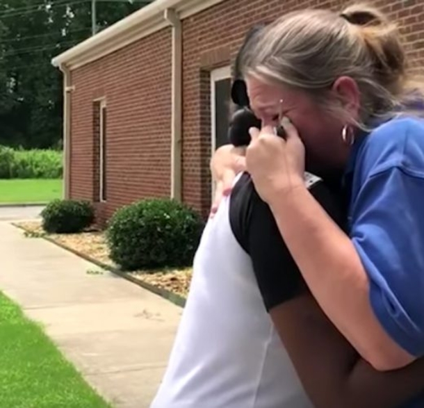 Mom At School Tells Teacher To Come Outside. What Occurs Next Totally Blindsides Her - picture 5