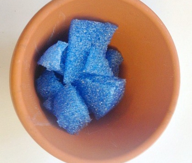 Mom buys extra pool noodles. Here are 11 nifty ways they can solve common household problems - picture 12