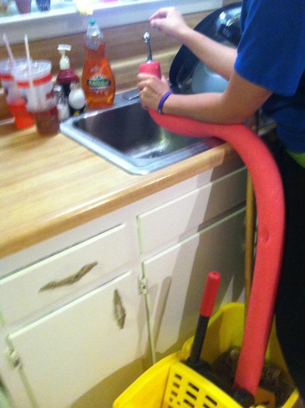 Mom buys extra pool noodles. Here are 11 nifty ways they can solve common household problems - picture 3