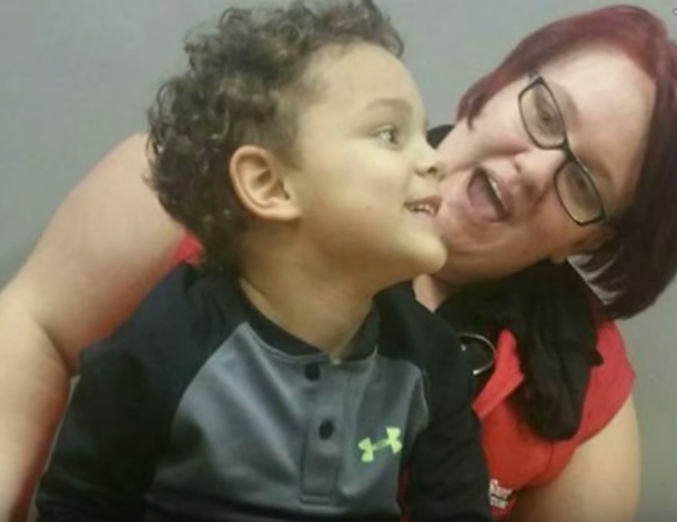 Mom Can't Calm Autistic Son During Haircut, Hairdresser's Act Immediately Goes Viral - picture 3