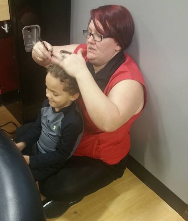 Mom Can't Calm Autistic Son During Haircut, Hairdresser's Act Immediately Goes Viral - picture 4