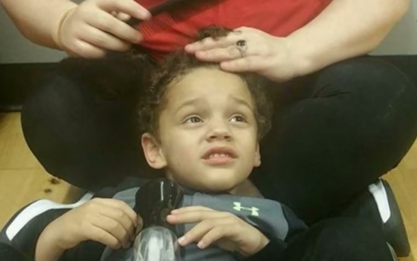 Mom Can't Calm Autistic Son During Haircut, Hairdresser's Act Immediately Goes Viral - picture 5