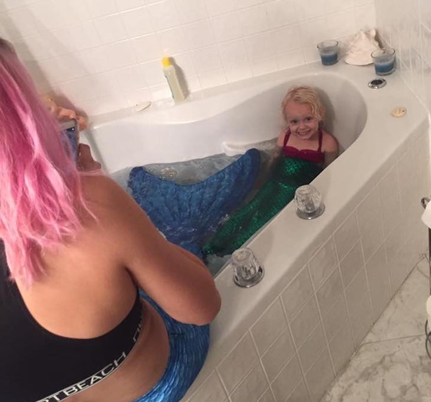 Mom Discovers Babysitter In Tub With Little Girl, Internet In Tears Learning Why - picture 4