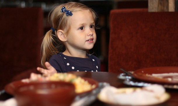 Mom Enters Restaurant With Her Autistic Child. How This Manager Responds Is Going Viral Right Now - picture 2