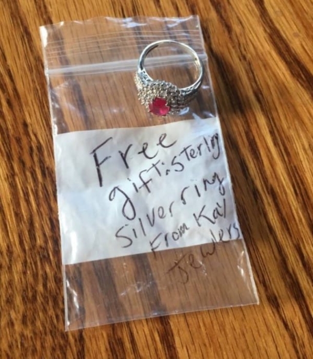 Mom Finds Free Gift On Her Windshield, When She Reaches For It, Things Take A Horrifying Turn - picture 3