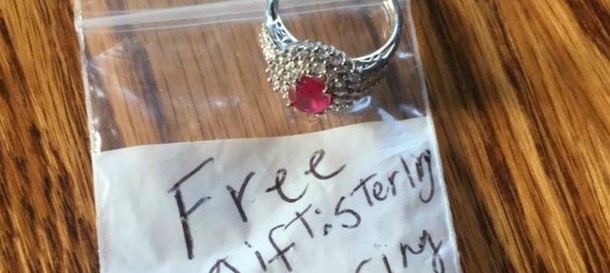 Mom Finds Free Gift On Her Windshield, When She Reaches For It, Things Take A Terrifying Turn - picture 2