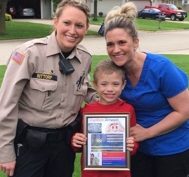 Mom Gets Unannounced Visit From 2 Cops, They Confess They’re There Because Of Her Online Post - picture 2