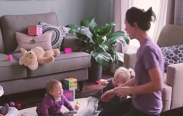 Mom Has Stressful Day At Home With The Kids, Then Toddler Shares With Dad The Real Story - picture 2