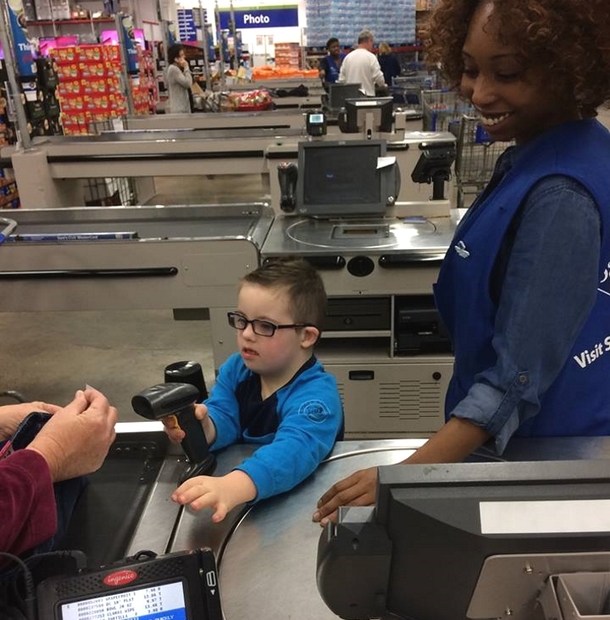 Mom Is Overjoyed By Cashier Playing With Son, But Then Manager Shows Up And Takes Boy To Office - picture 3