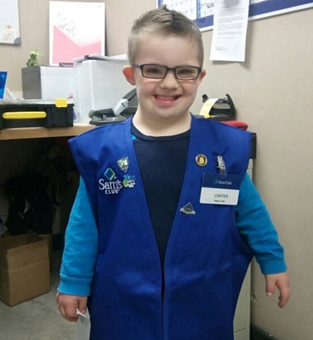 Mom Is Overjoyed By Cashier Playing With Son, But Then Manager Shows Up And Takes Boy To Office - picture 4