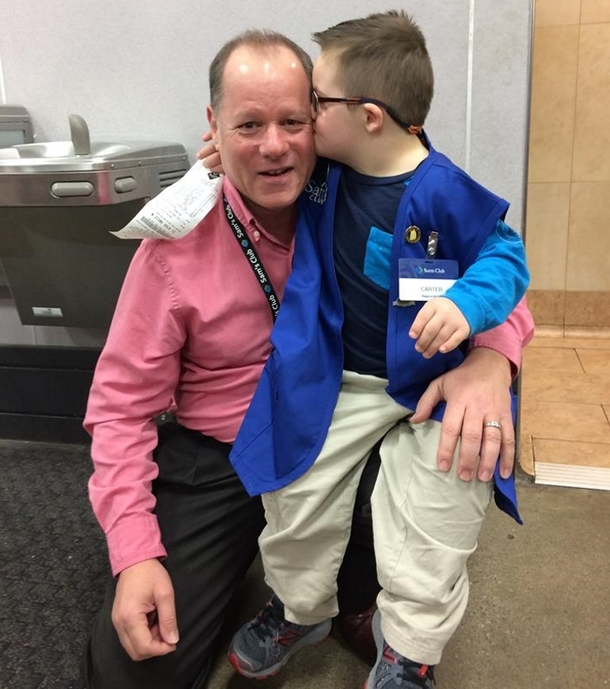 Mom Is Overjoyed By Cashier Playing With Son, But Then Manager Shows Up And Takes Boy To Office - picture 5