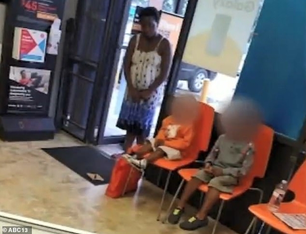 Mom Leaves Her Two Young Children Inside Cell Phone Store, The Employees Are Confused About  What To Do - picture 2