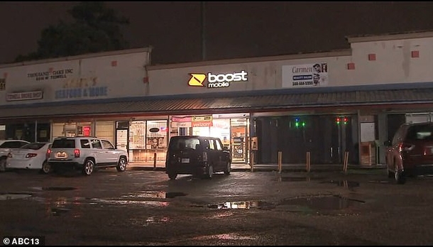 Mom Leaves Her Two Young Children Inside Cell Phone Store, The Employees Are Confused About  What To Do - picture 3