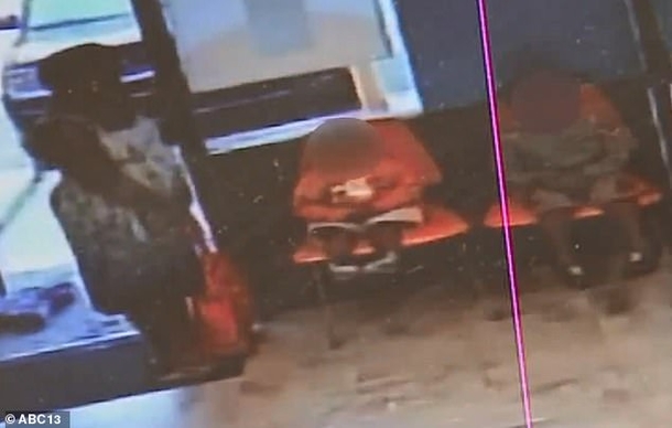 Mom Leaves Her Two Young Children Inside Cell Phone Store, The Employees Are Confused About  What To Do - picture 4