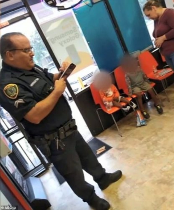 Mom Leaves Her Two Young Children Inside Cell Phone Store, The Employees Are Confused About  What To Do - picture 6