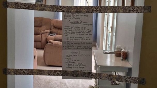 Mom Posts Note Officially Closing Living Room to Keep It Clean for Thanksgiving - picture 2
