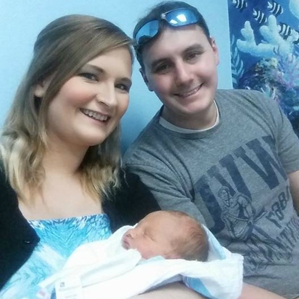 Mom Runs Into Restroom, Begins Sobbing When She Saw Who Was With Her - picture 2