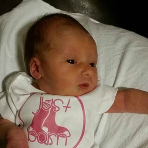 Mom Runs Into Restroom, Begins Sobbing When She Saw Who Was With Her - picture 3