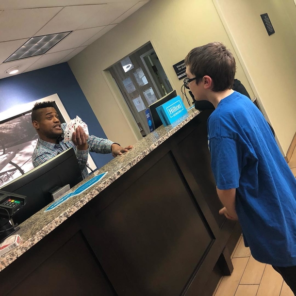 Mom spots busy hotel manager entertainining autistic boy, writes his boss about act of kindness - picture 2