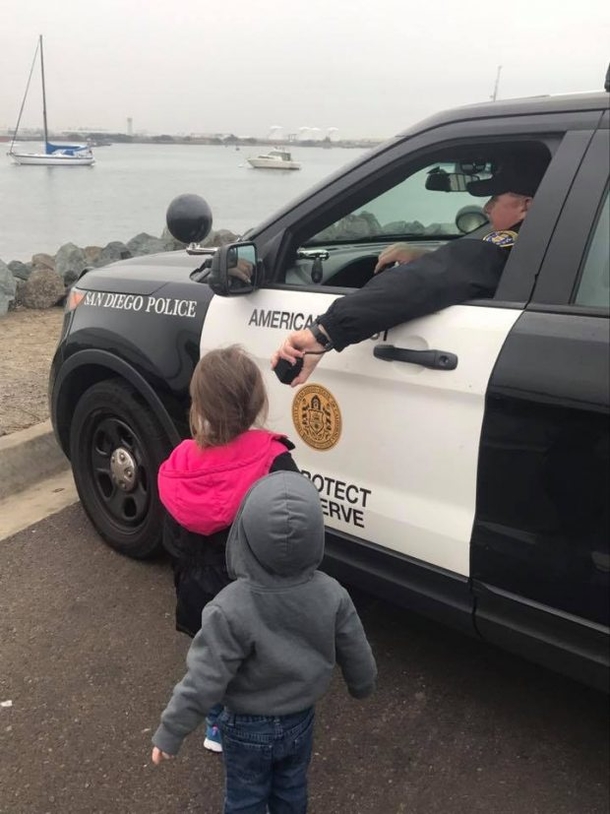 Mom Spots Cop Approaching Kids, Shocked When She Sees What’s In His Hands - picture 2