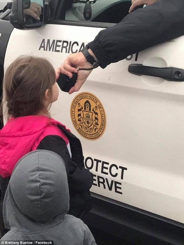 Mom Spots Cop Approaching Kids, Shocked When She Sees What’s In His Hands - picture 3
