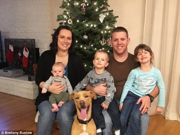 Mom Spots Cop Approaching Kids, Shocked When She Sees What’s In His Hands - picture 5