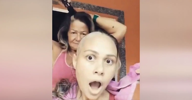Mom Surprised Daughter With Cancer By Cutting Her Own Hair - picture 2
