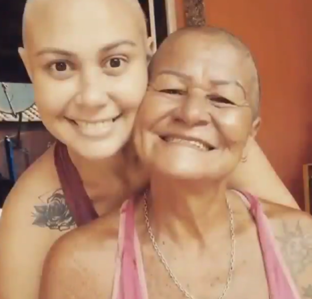 Mom Surprised Daughter With Cancer By Cutting Her Own Hair - picture 3