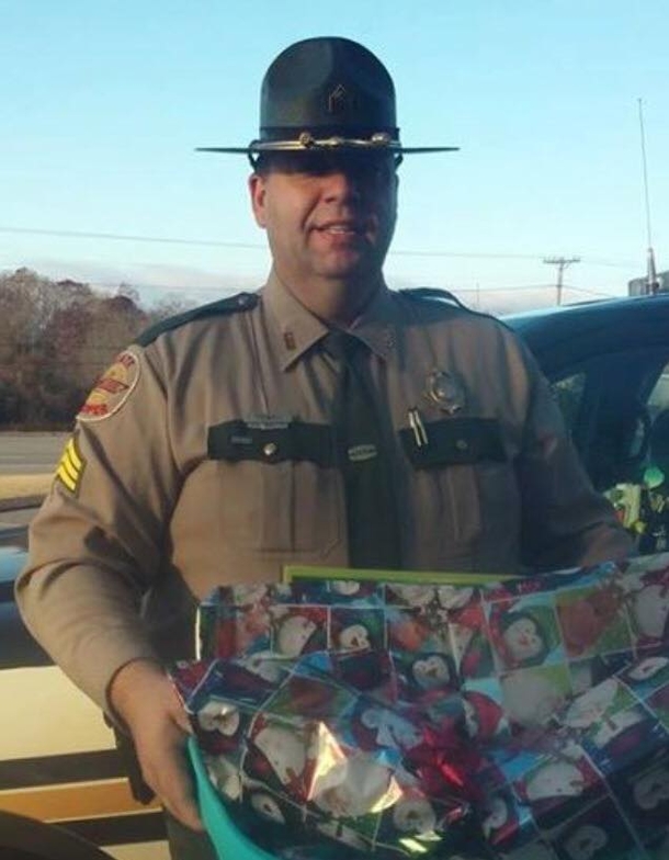 Mom Terrified After Being Pulled Over By Cop, Once He Notices What's In The Backseat, He Immediately Calls His Wife - picture 2