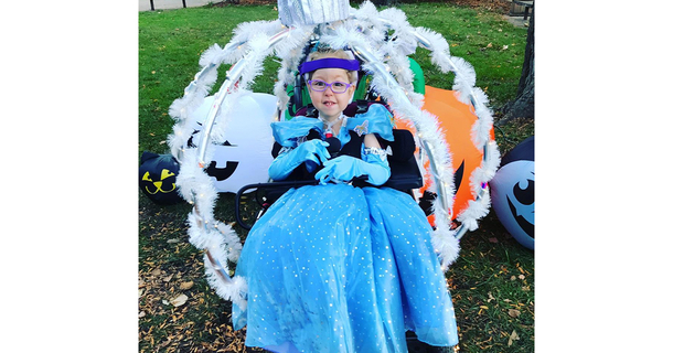 Mom turns daughter’s wheelchair into a beautiful Cinderella’s carriage – it even glows in the dark - picture 2