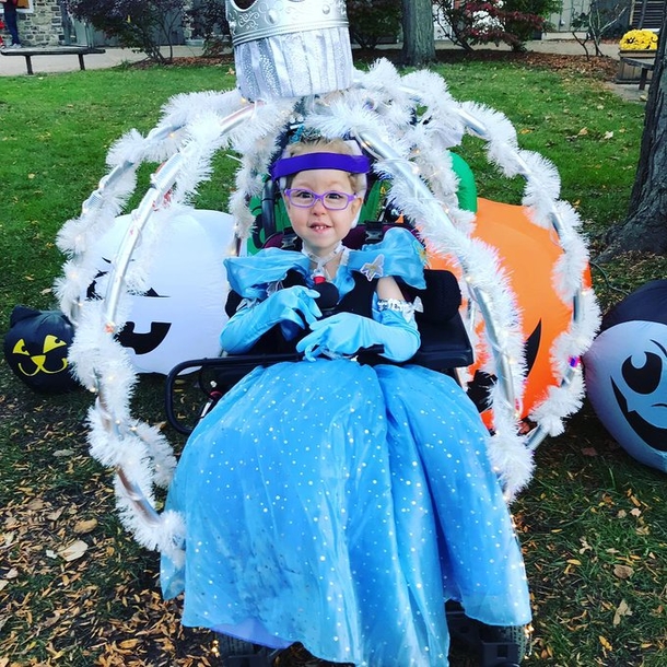 Mom turns daughter’s wheelchair into a beautiful Cinderella’s carriage – it even glows in the dark - picture 3