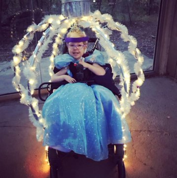 Mom turns daughter’s wheelchair into a beautiful Cinderella’s carriage – it even glows in the dark - picture 4