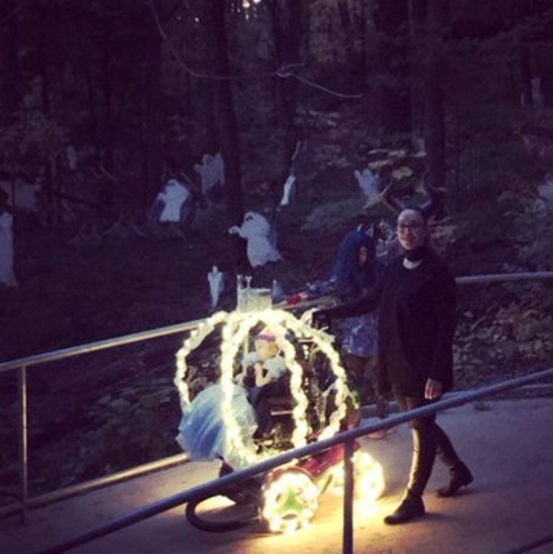Mom turns daughter’s wheelchair into a beautiful Cinderella’s carriage – it even glows in the dark - picture 5