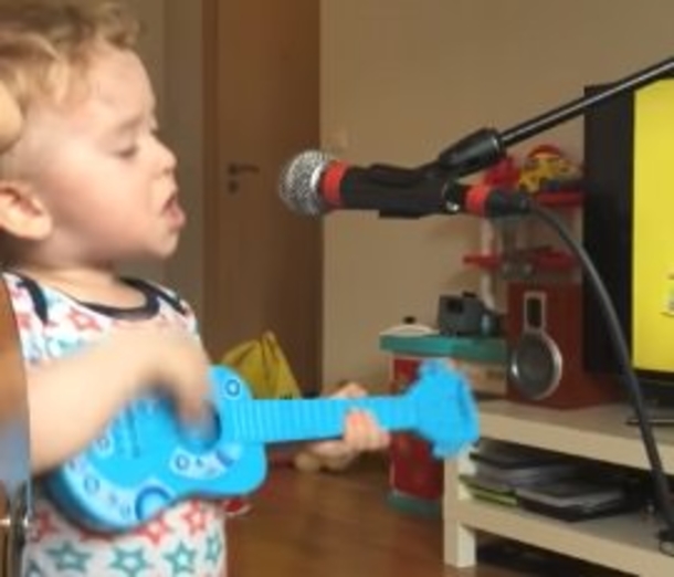 Mom's boyfriend is playing the guitar. When her 2-year-old grabs the mic, he goes viral to millions! - picture 2
