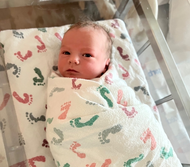 Mother goes into labor inside of a pool, teenage lifeguard jumps in and helps delivers the baby - picture 4
