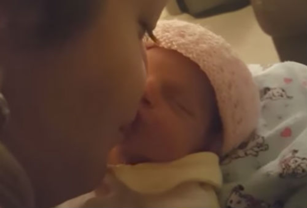 Mother Goes To Give Baby A Kiss, This Newborn's Reaction Will Be One This Mom Never Forgets - picture 3