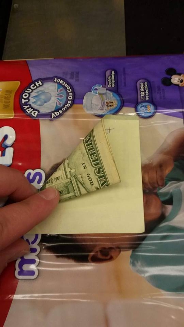 Mother Left In Tears While Buying Diapers After Finding Unexpected Note - picture 4
