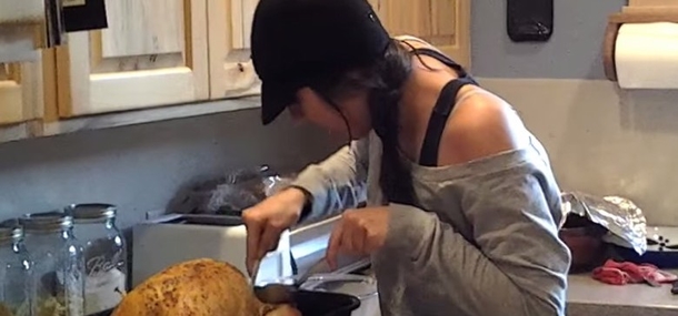 Mother Plays Epic Prank On Her Daughter For Thanksgiving, Wait Until She Scoops Into The Turkey - picture 2