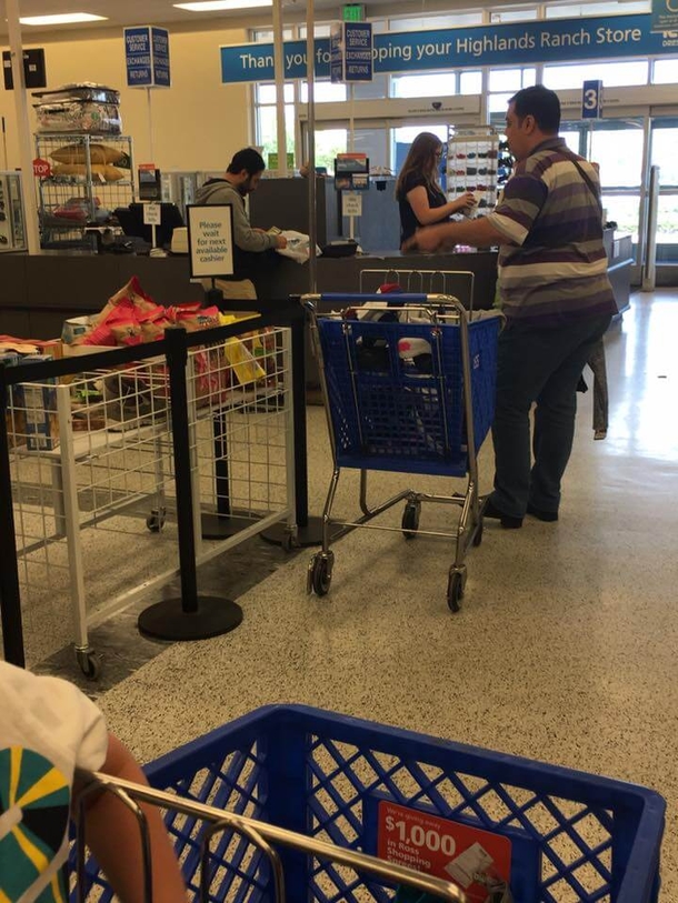 Mother Sees Men Targeting Her Kids In Store, Cashier Immediately Sends Out Alert - picture 2